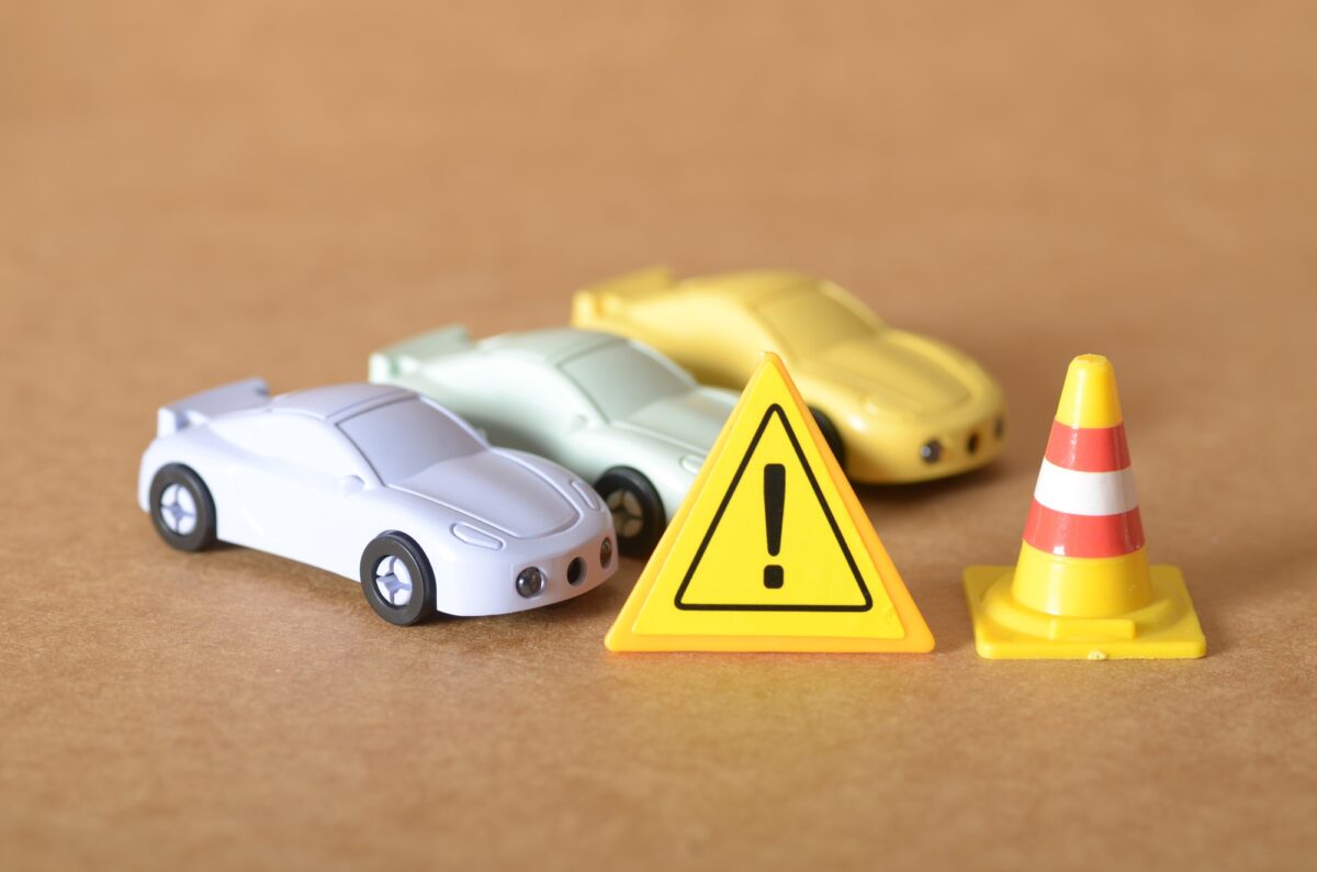 Alerte de collision de voiture jouet avec cône de sécurité et panneau d'avertissement en forme d'exclamation