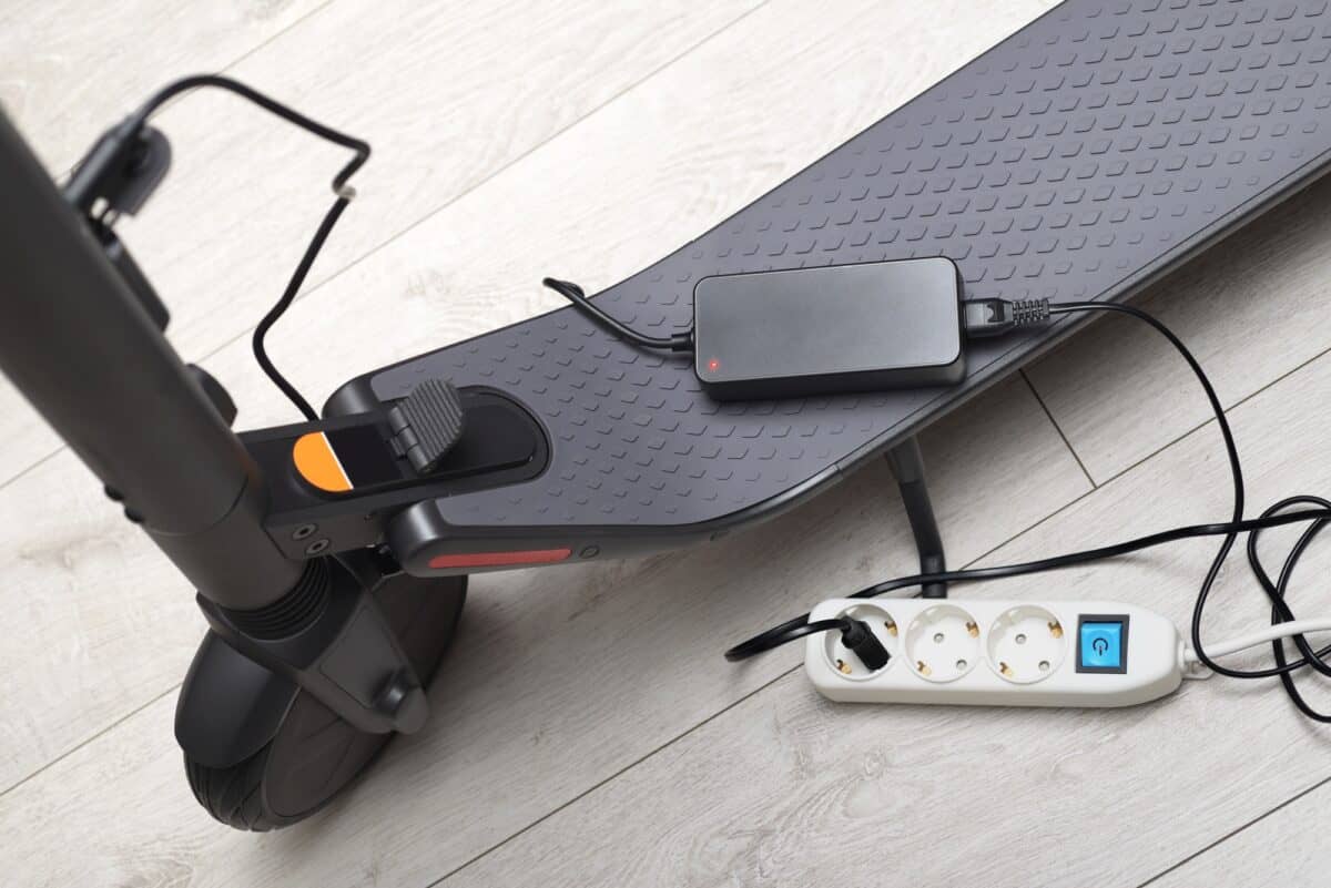Processus de chargement de la batterie d'un scooter électrique.