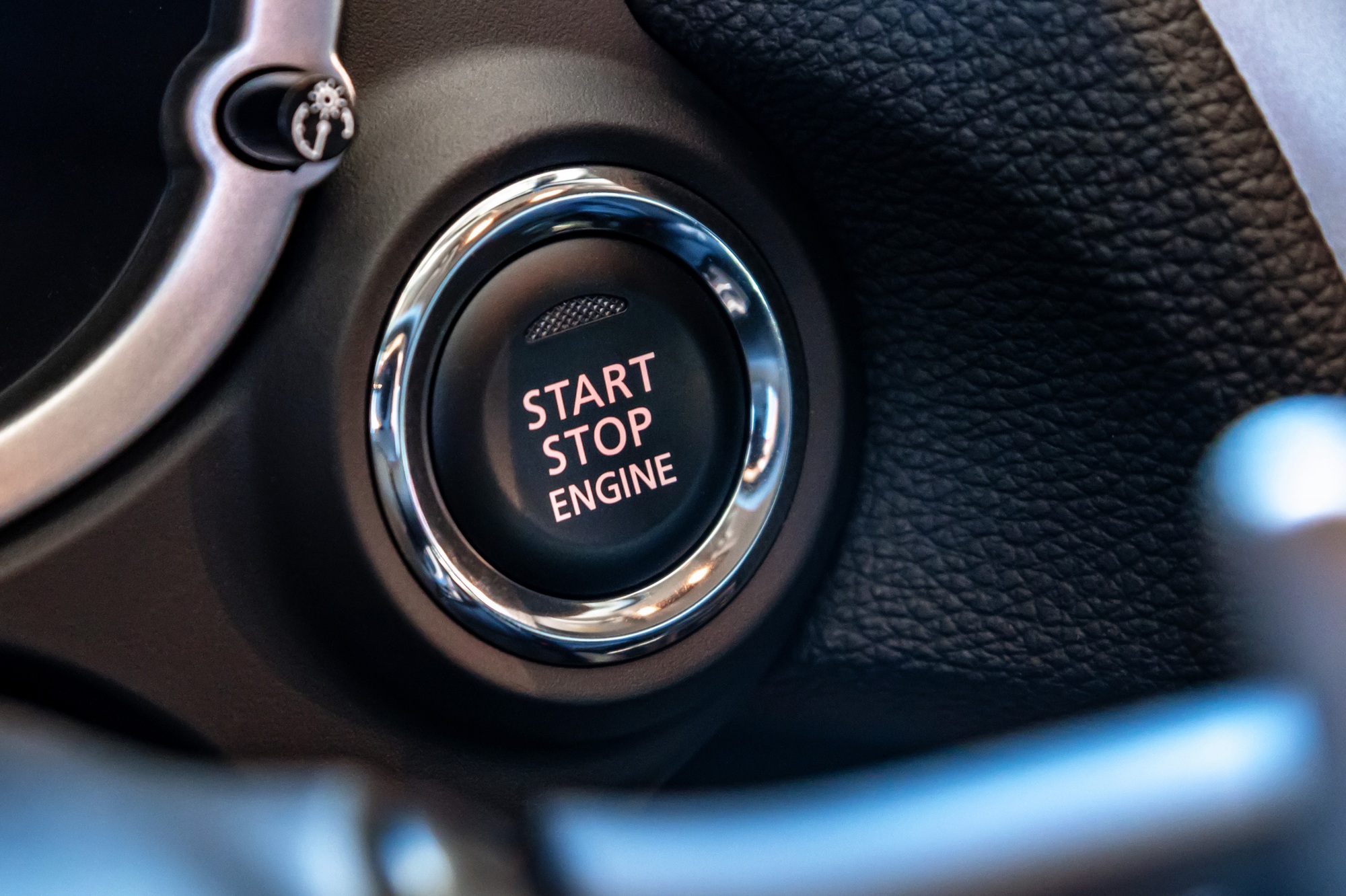 Bouton de démarrage et d'arrêt du moteur dans une voiture moderne fermer