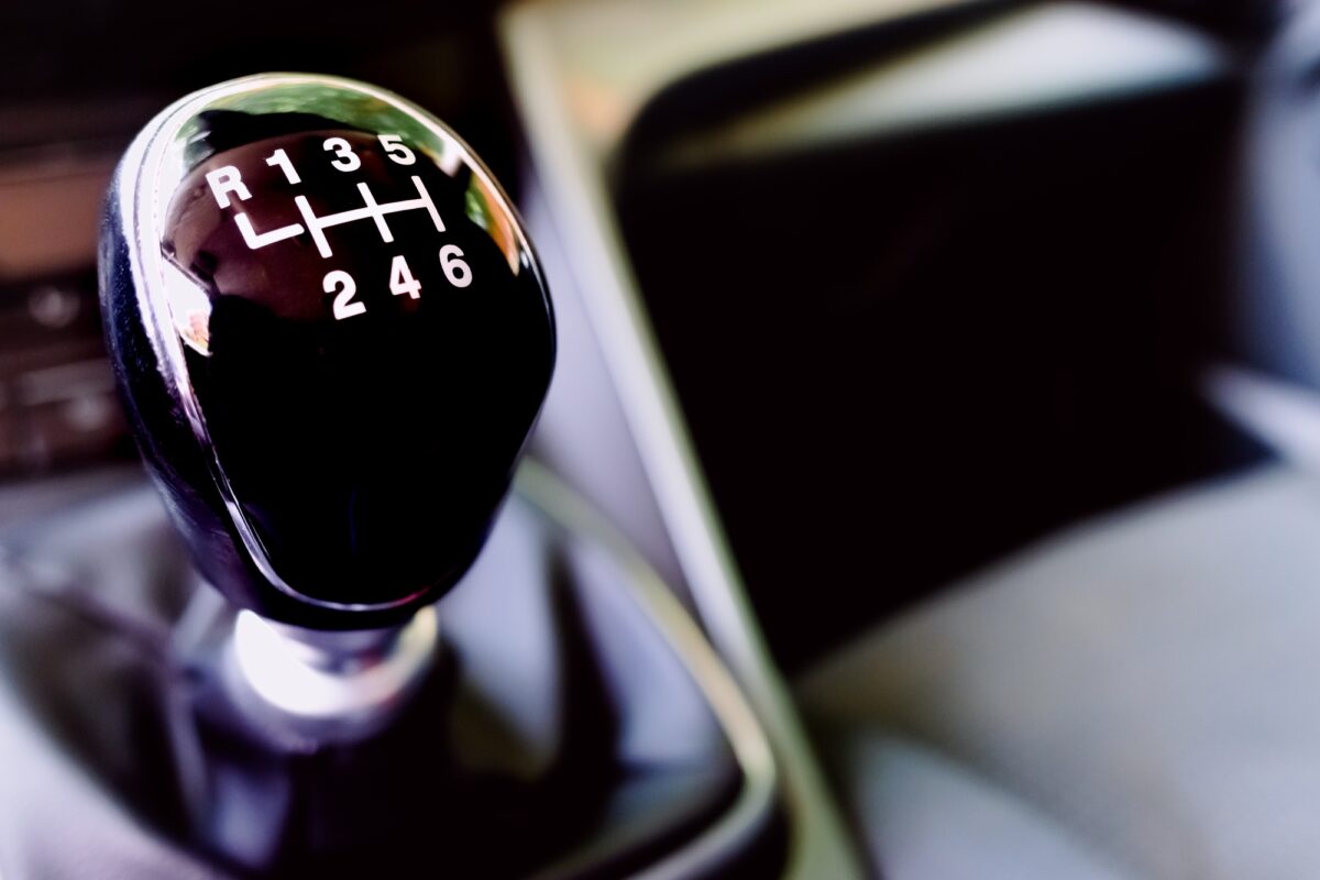 Bouton du levier de vitesse d'une voiture européenne.
