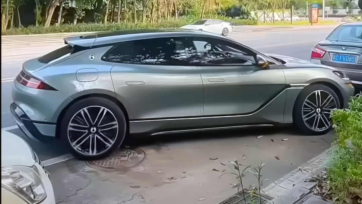 BYD stationnement en crabe