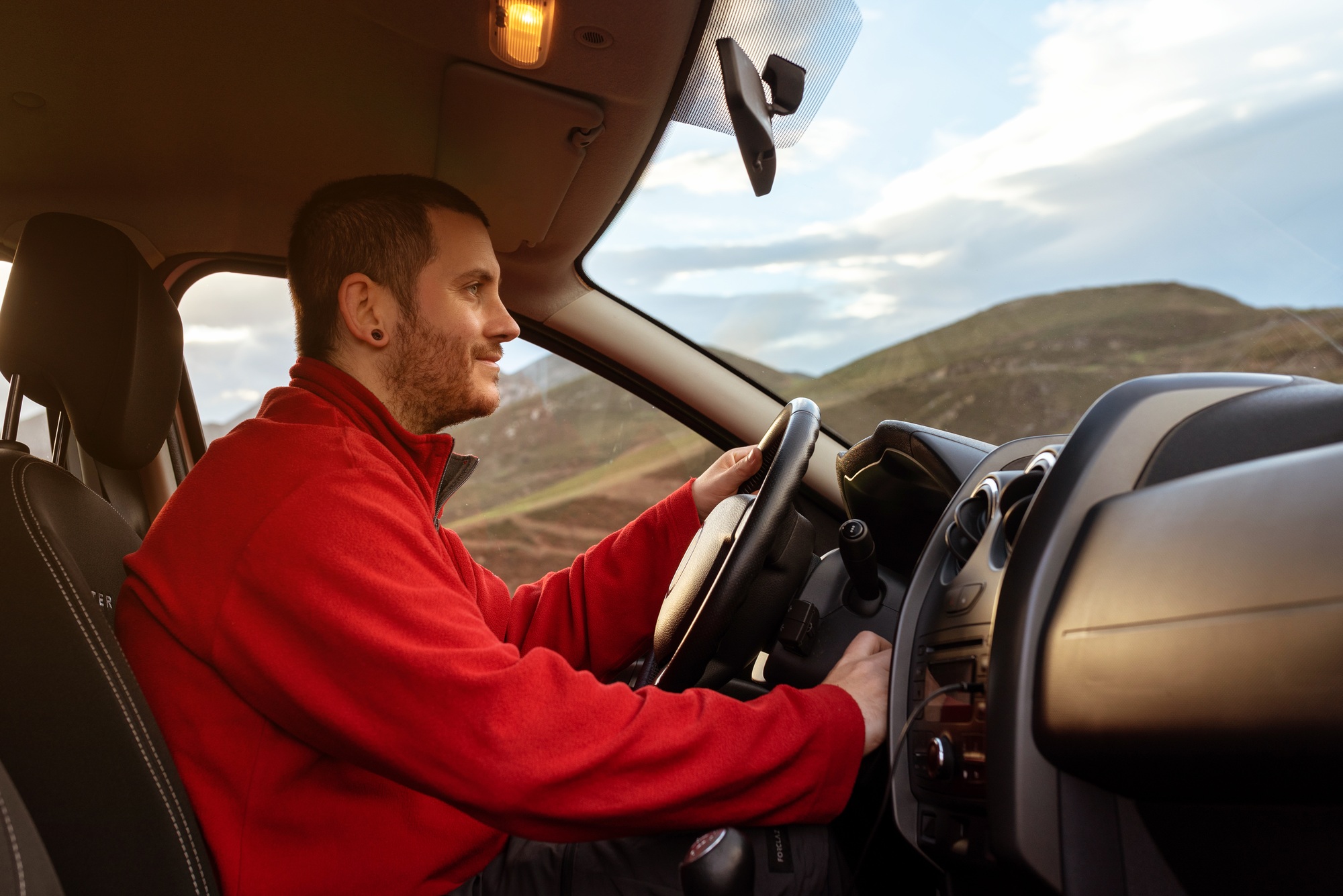 conducteur à l'intérieur de sa voiture