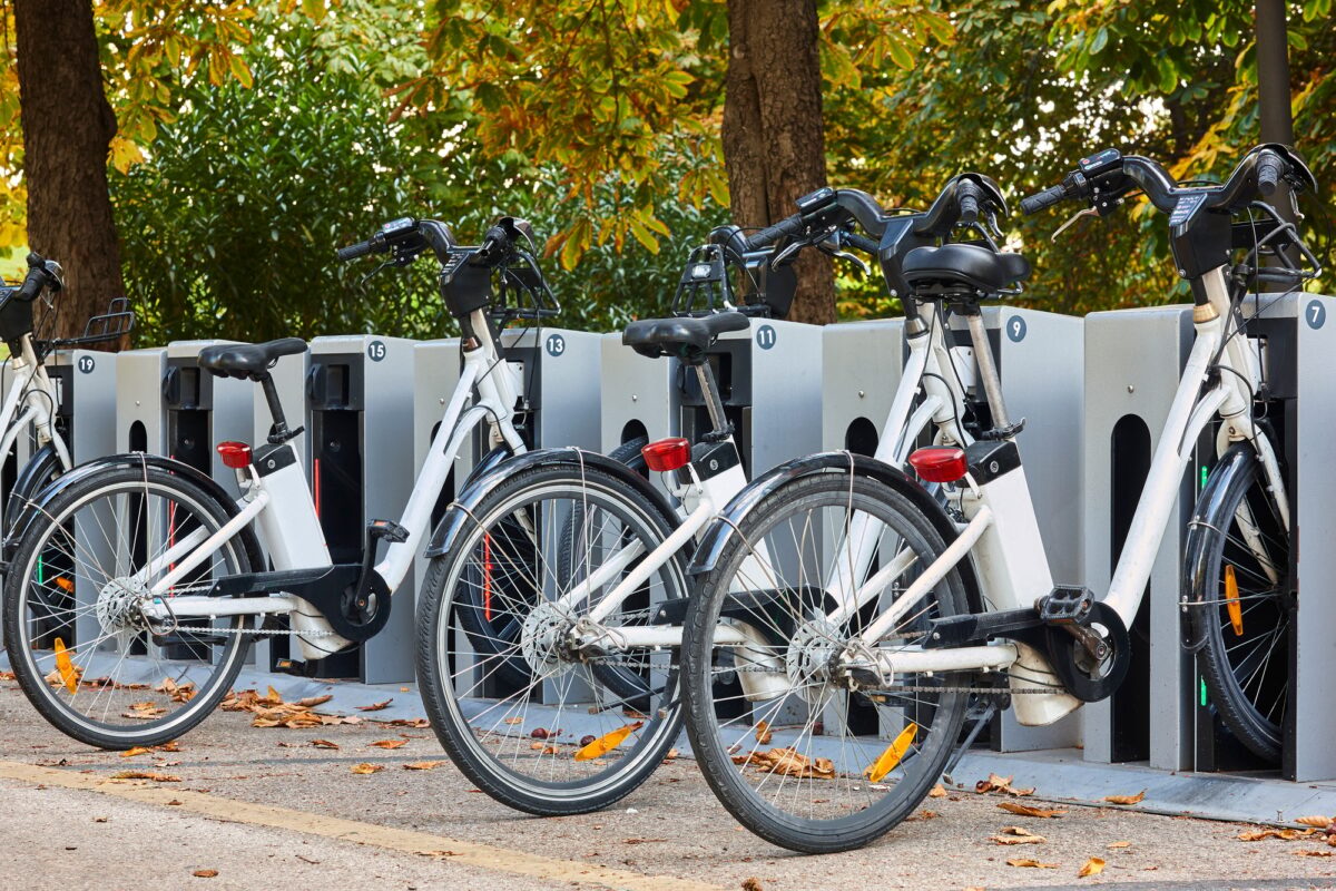 Des vélos électriques urbains qui rechargent leurs batteries en ville. Transport
