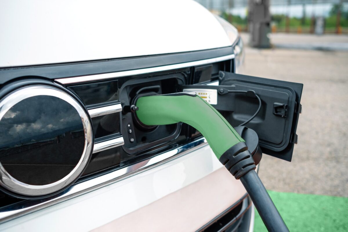 Détail d'une prise branchée sur une voiture électrique