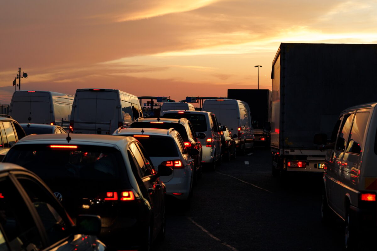 embouteillage au point de passage de la frontière entre les pays