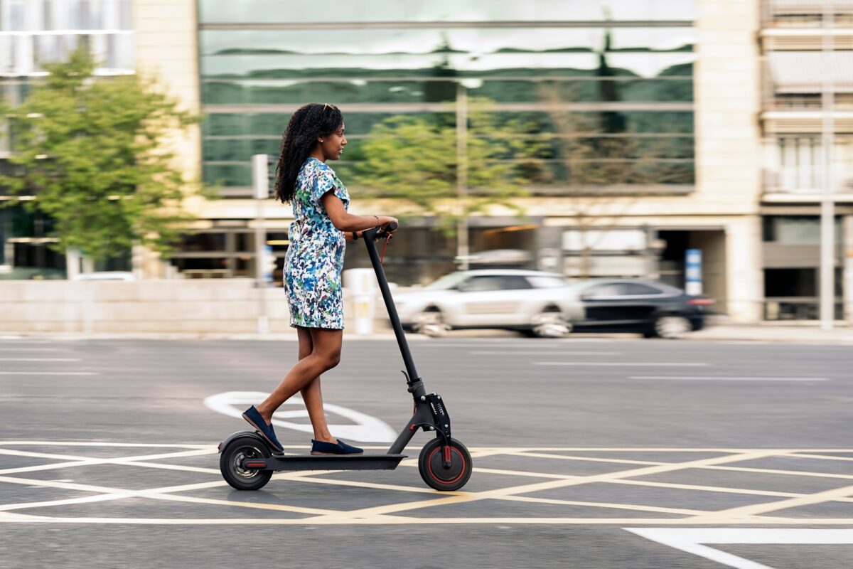 Fille africaine sur un scooter électrique