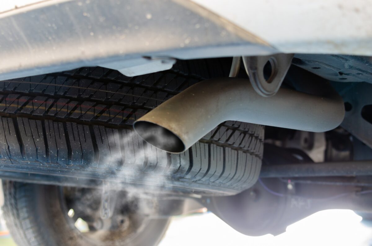 fumée d'échappement de voiture