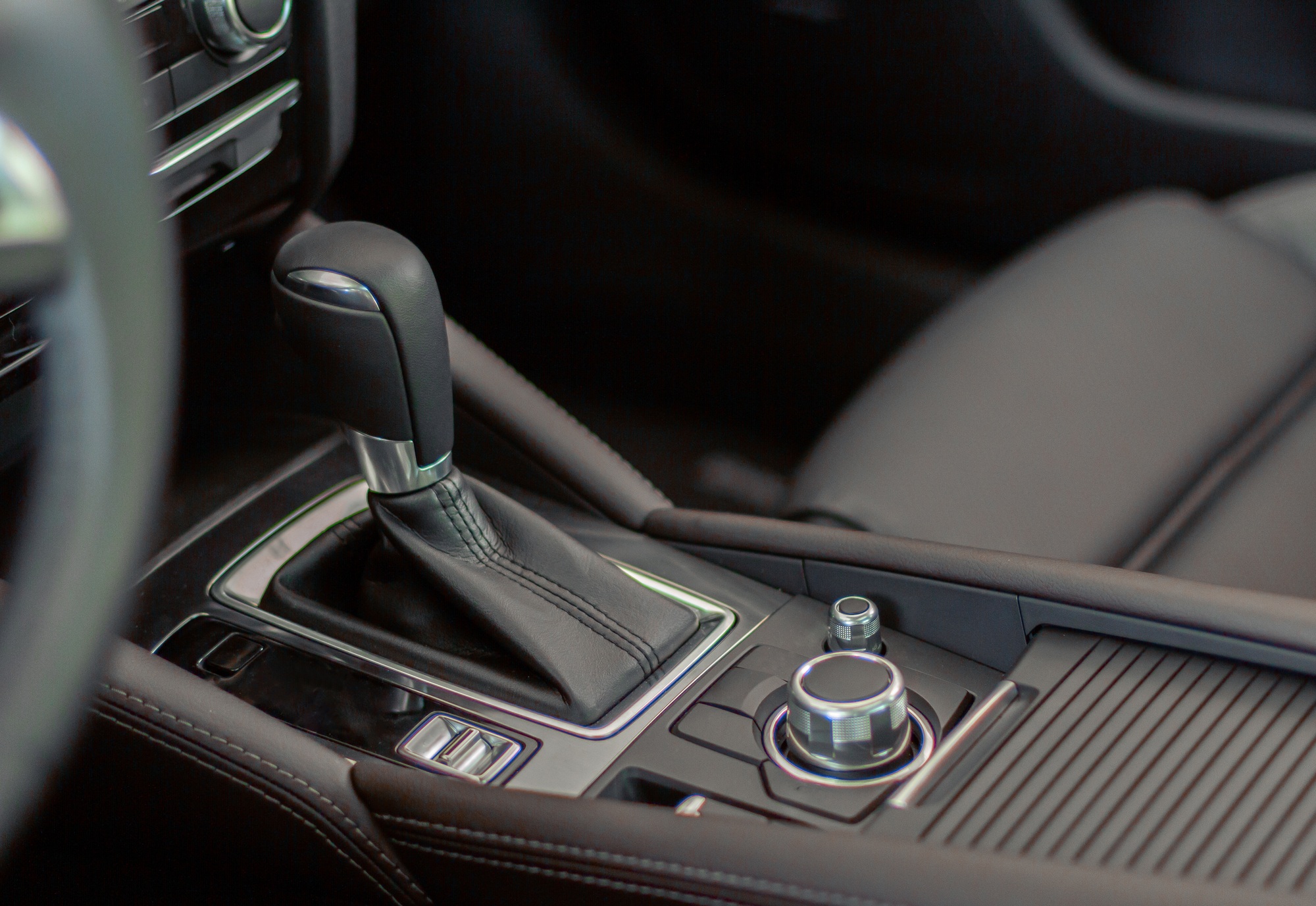 Gros plan sur le levier de vitesse automatique d'une voiture neuve chez un concessionnaire