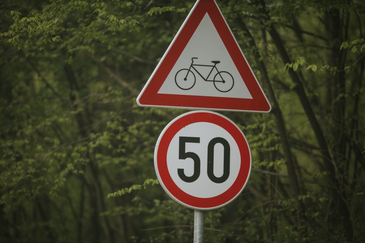 Gros plan sur un panneau de limitation de vitesse et de piste cyclable