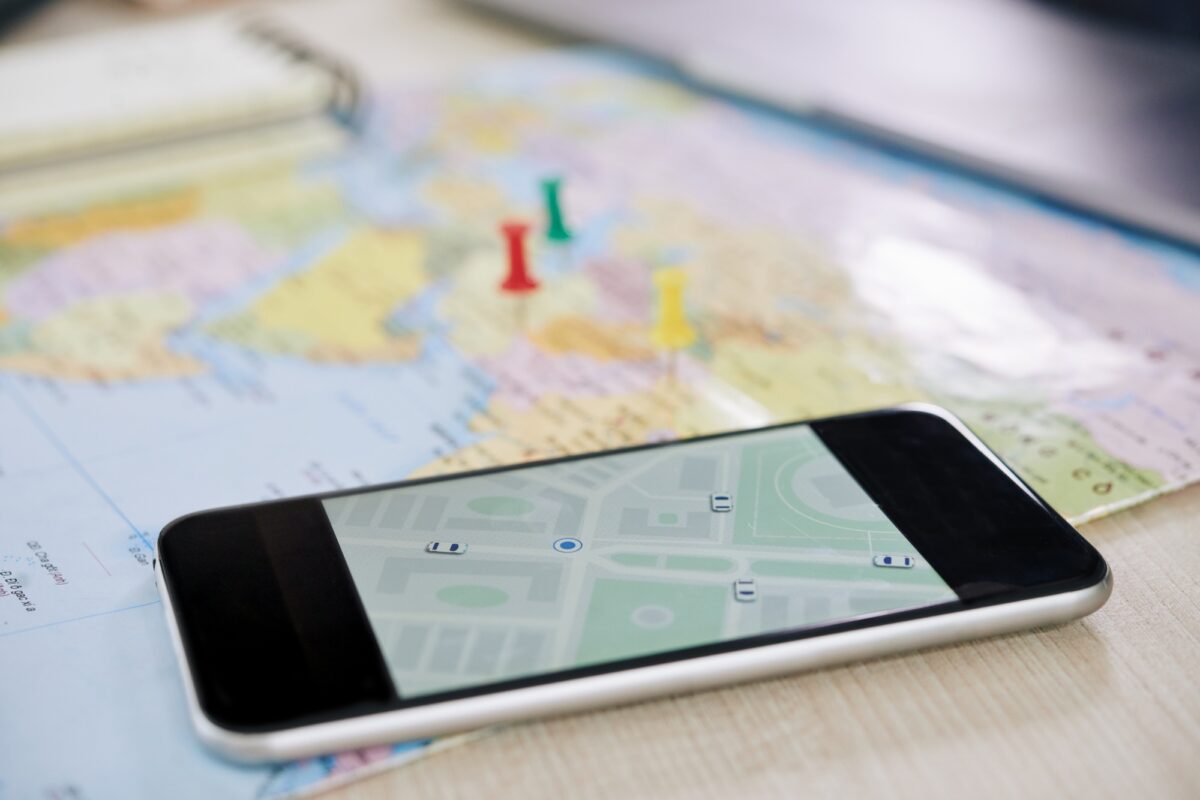 Gros plan sur un smartphone équipé d'une application GPS
