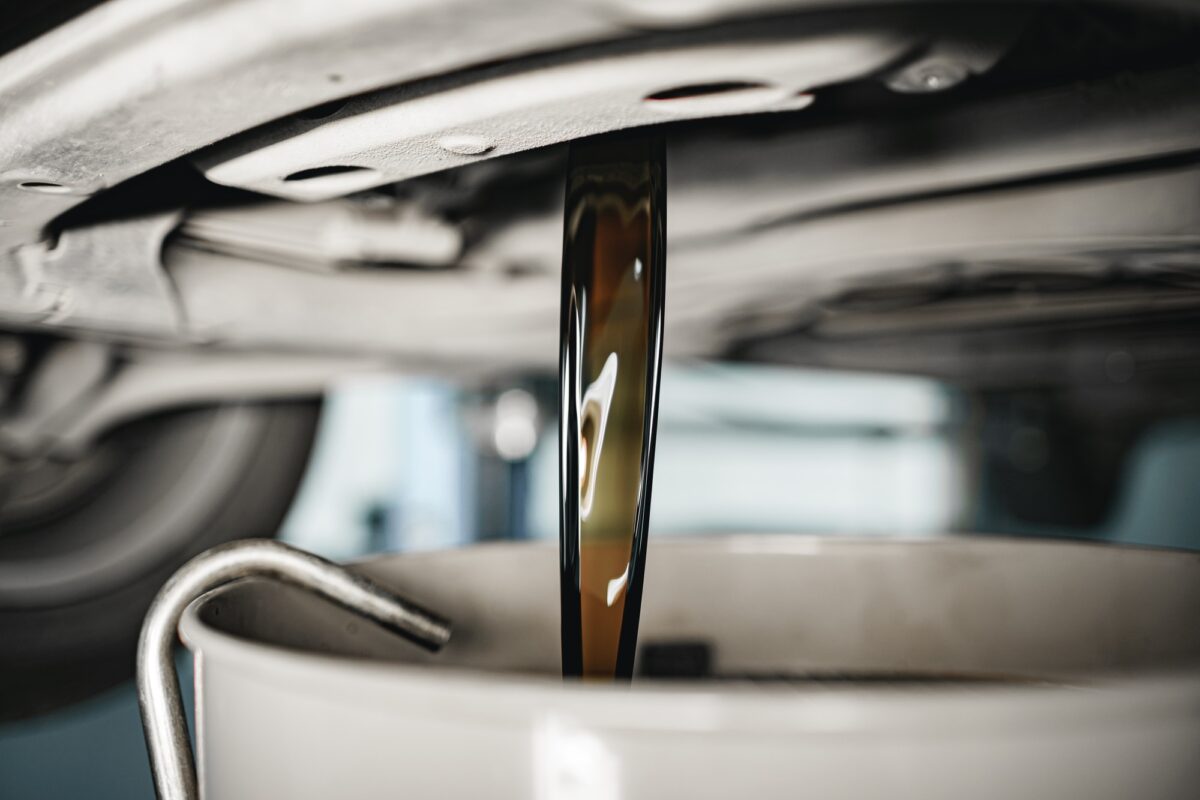 Huile usagée s'écoulant du moteur de la voiture
