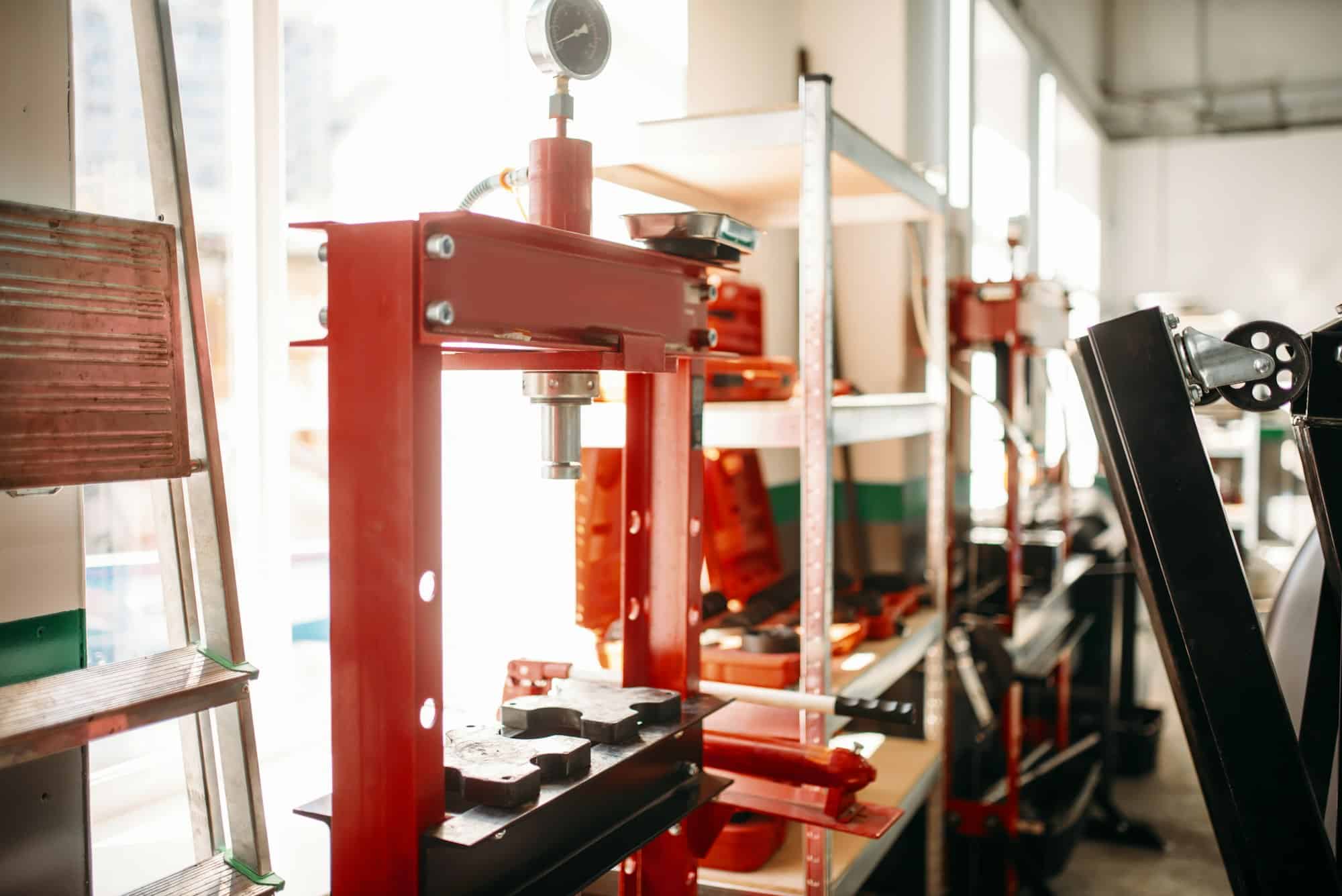 Hydraulic press in car service , nobody