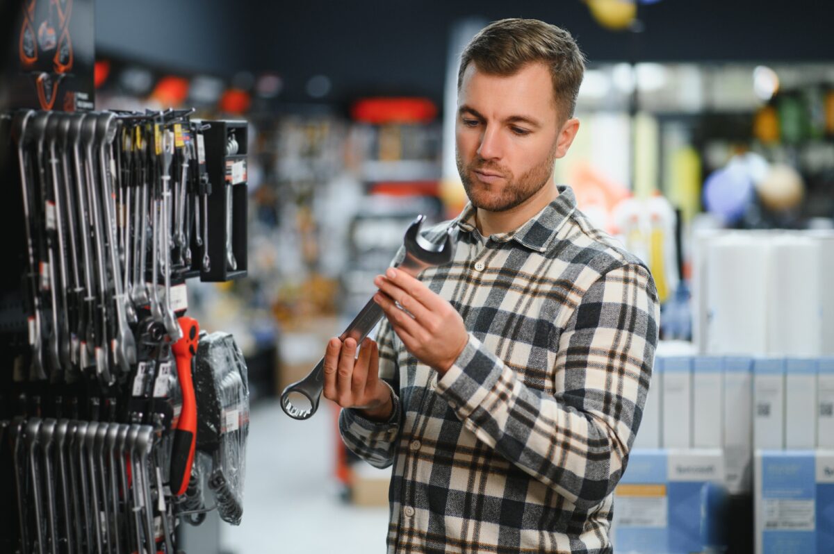 the buyer of the hypermarket of tools and finishing goods chooses an open-end wrench