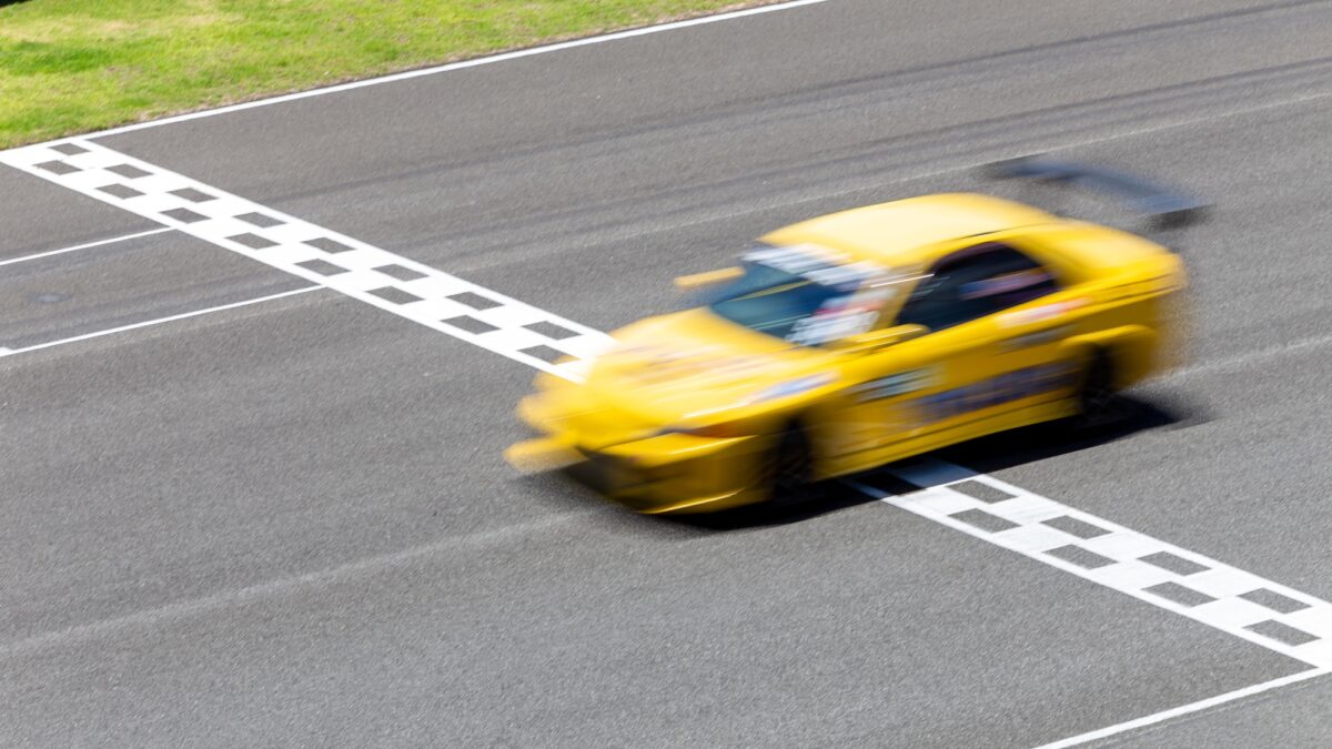 La course de voitures sur le circuit international de course automobile.