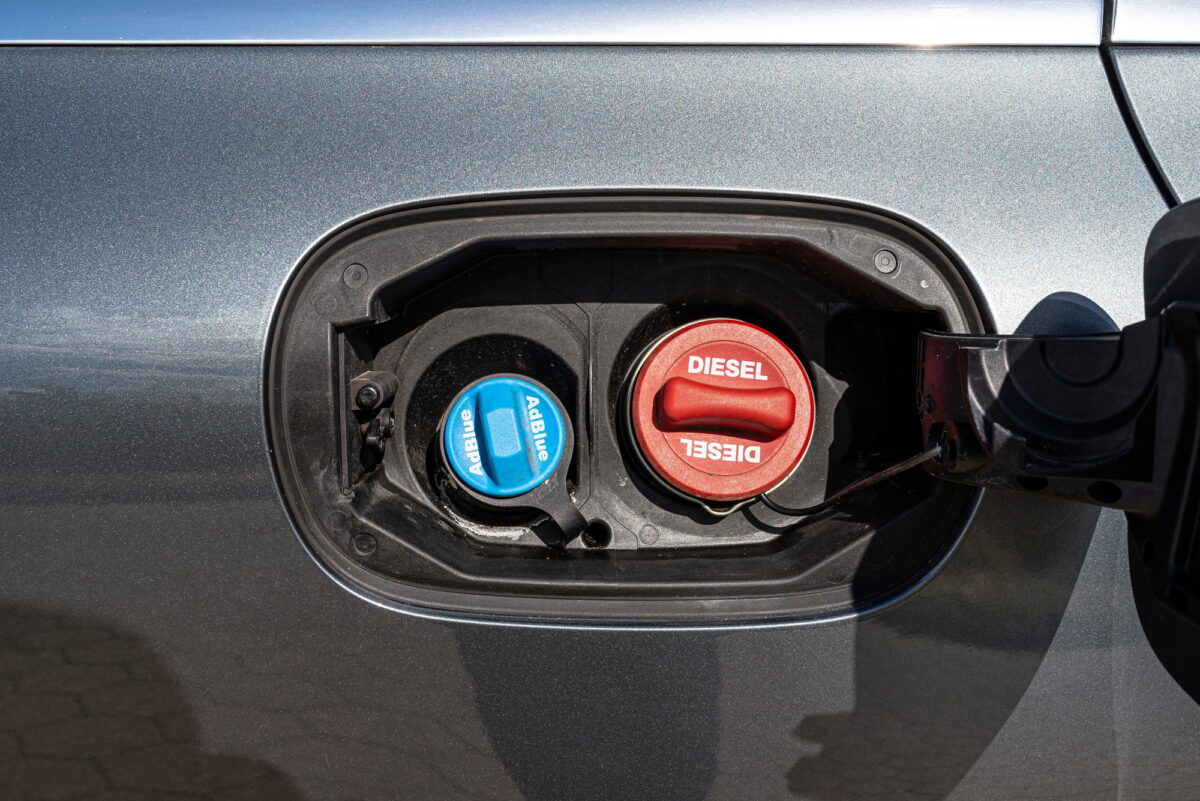 La trappe à carburant est ouverte avec le bouchon de diesel rouge et l'adblue bleu, les bouchons de carburant sont fermés.