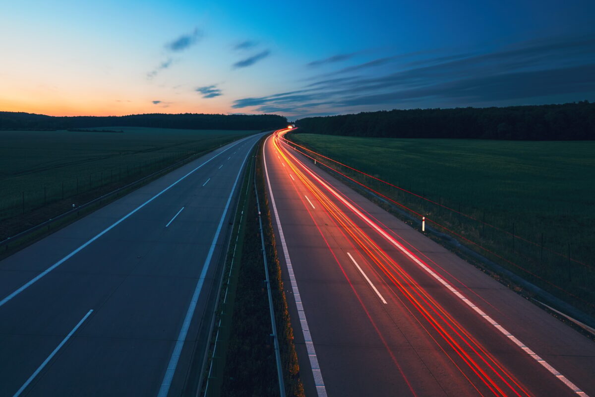 Lever de soleil sur l'autoroute