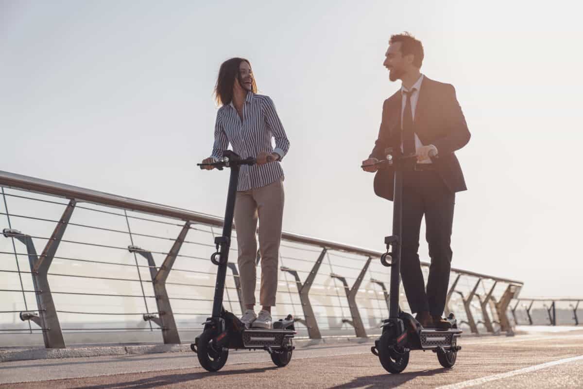Marcher sur un scooter électrique