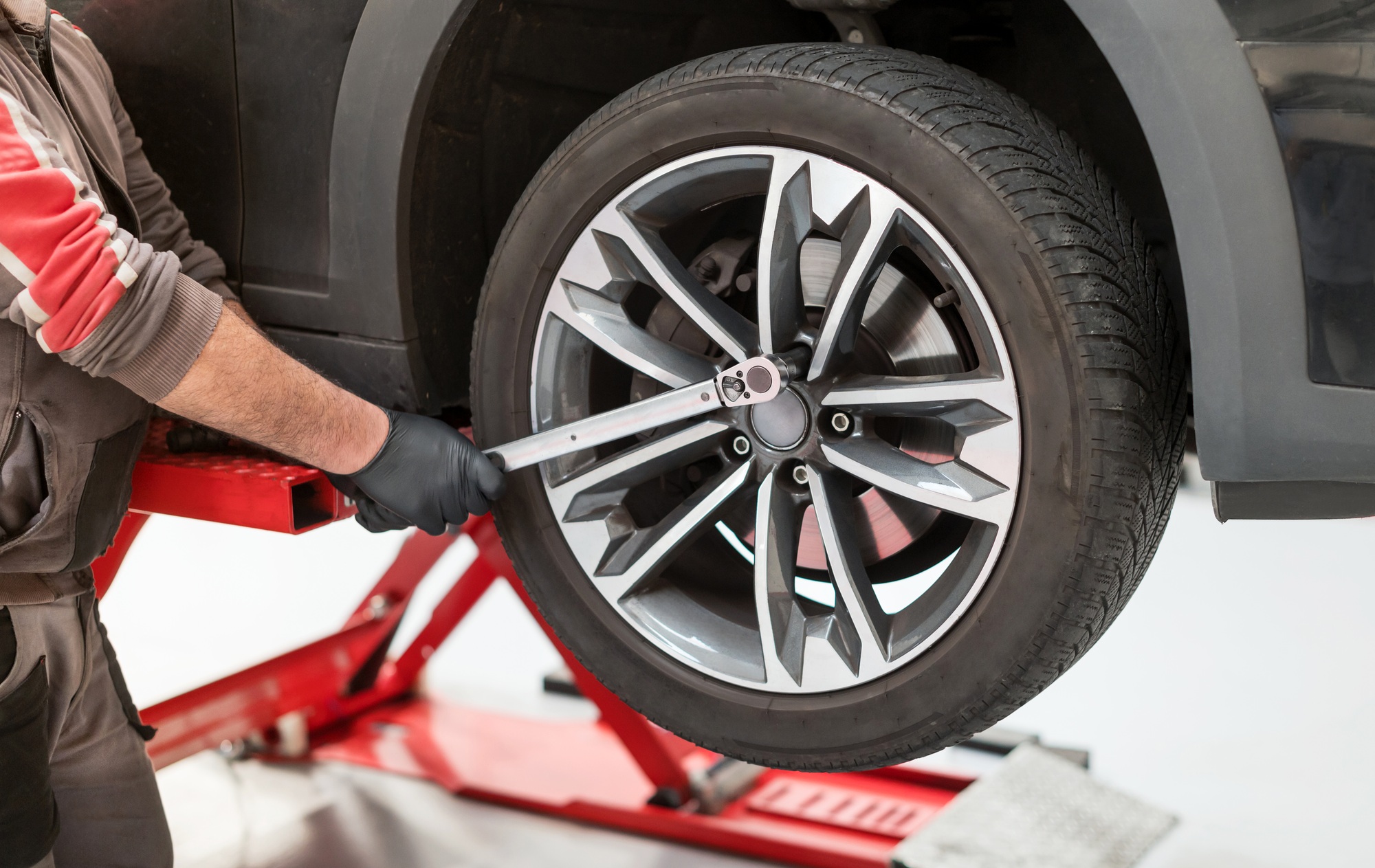 Mécanicien utilisant une clé dynamométrique sur une roue