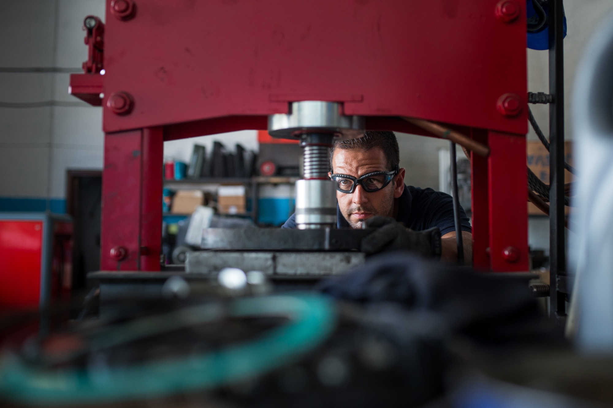 mécanisation à l'aide d'une presse hydraulique