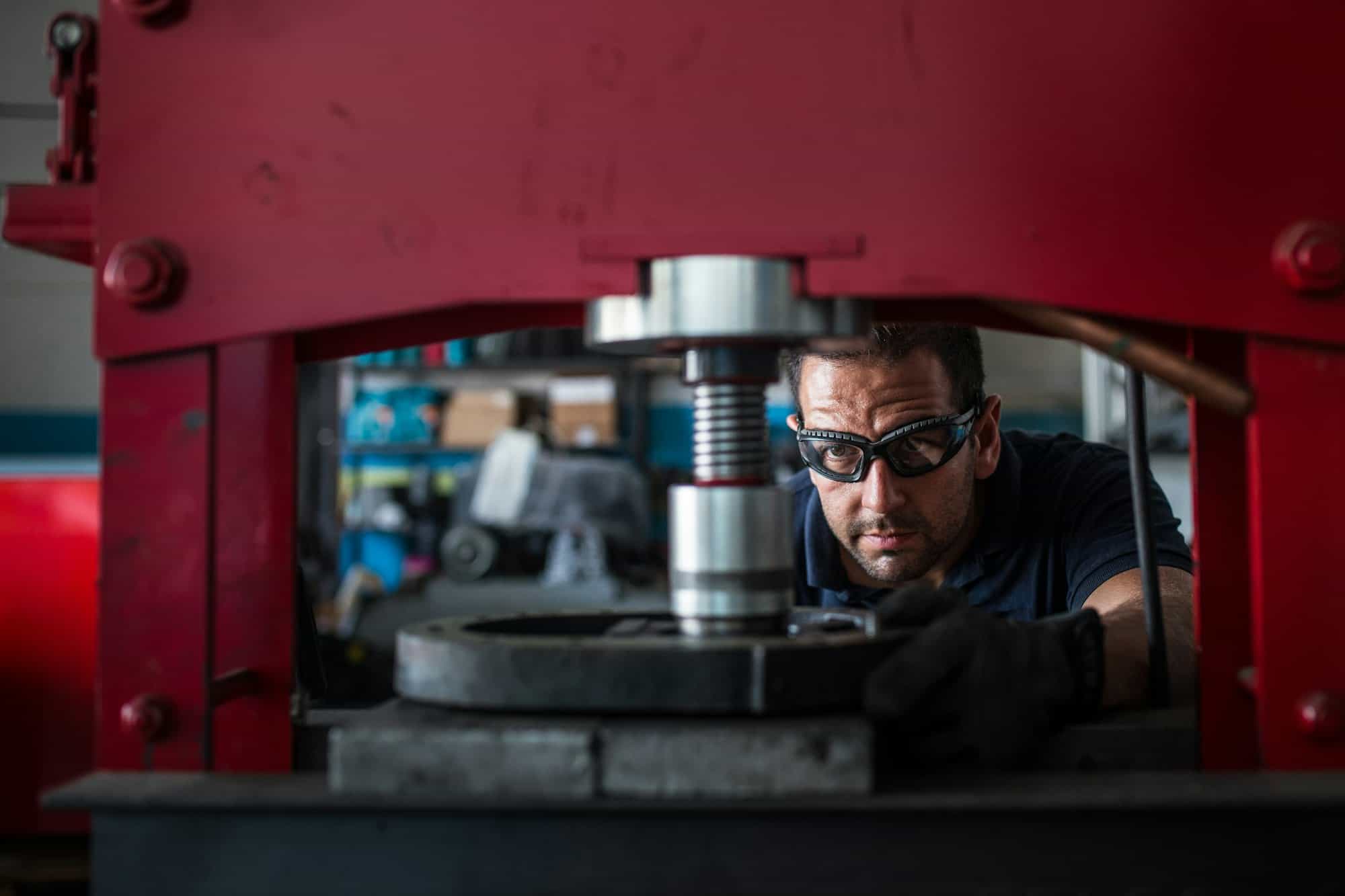 mechaning using a hydraulic press