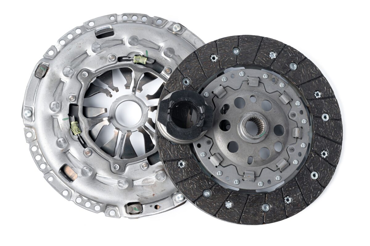 Nouvel embrayage automobile sur fond blanc