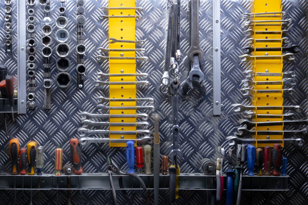 Organisation des outils. Support avec outils. Atelier. Outils de garage. Ordre sur le lieu de travail.