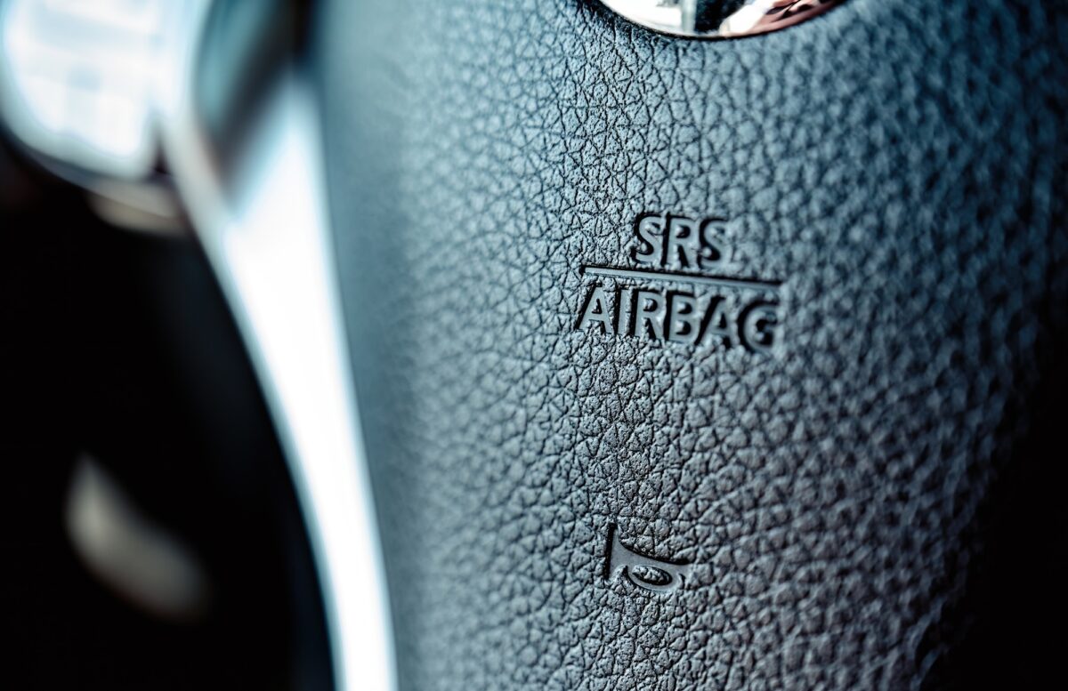 Panneau Air Bag sur un volant dans la voiture