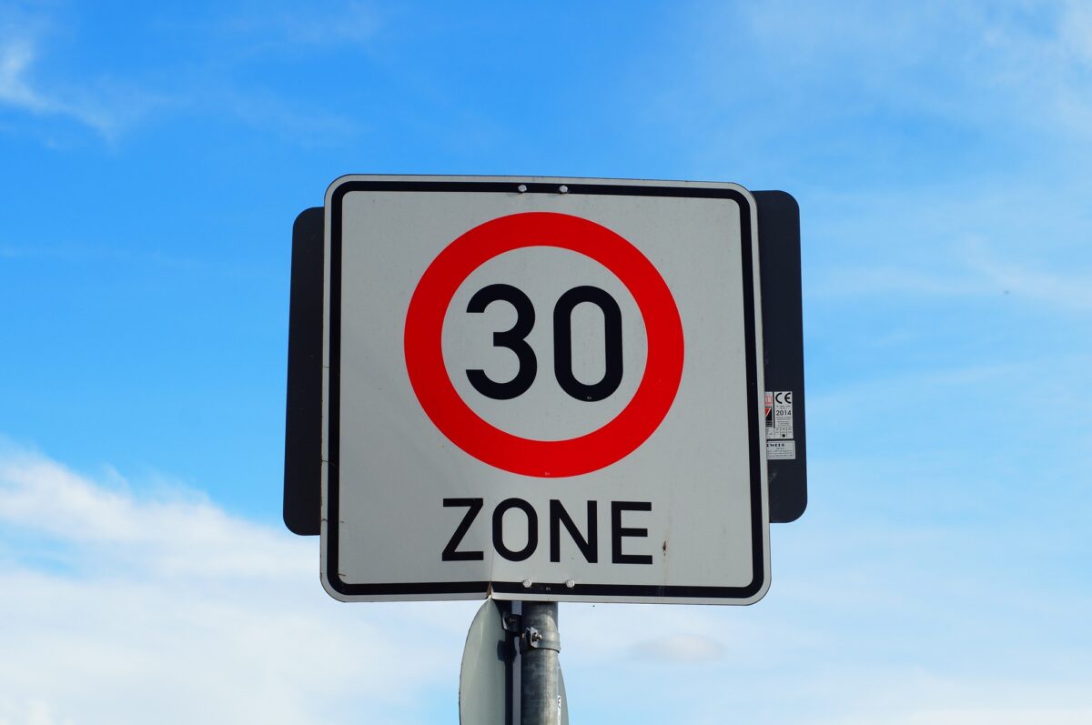 Panneau de signalisation Tempo 30 Zone, limitation de vitesse.