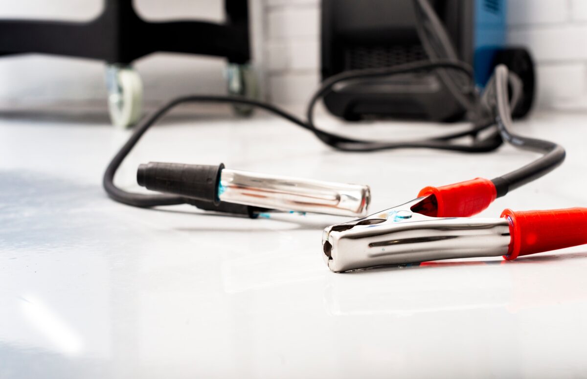 pinces rouge et noire pour charger la batterie de la voiture