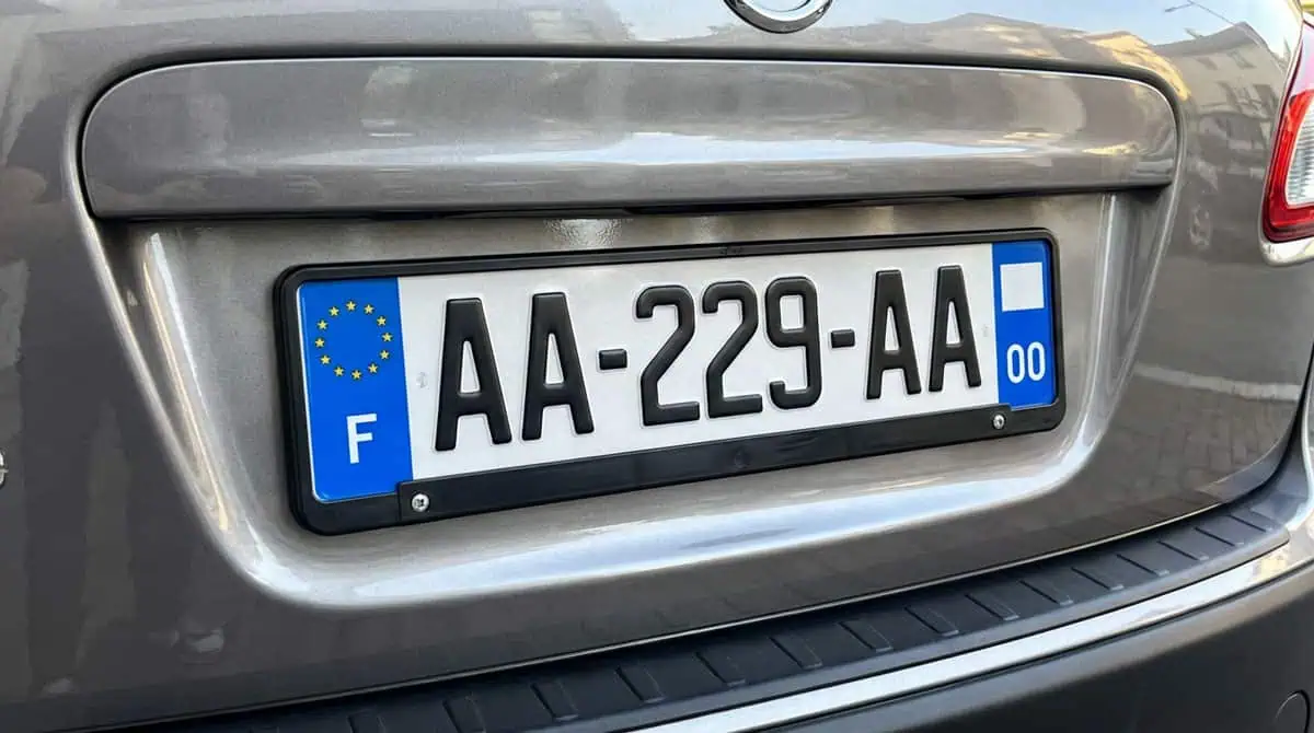 Plaque d'immatriculation homologuée française