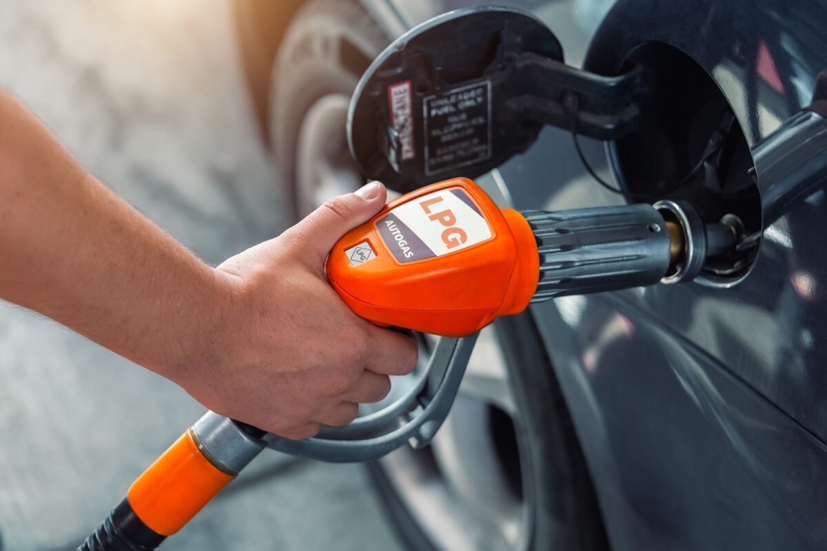 Pompe à essence pour autogaz connectée à un adaptateur noozle pour remplir le réservoir de la voiture à la station-service.