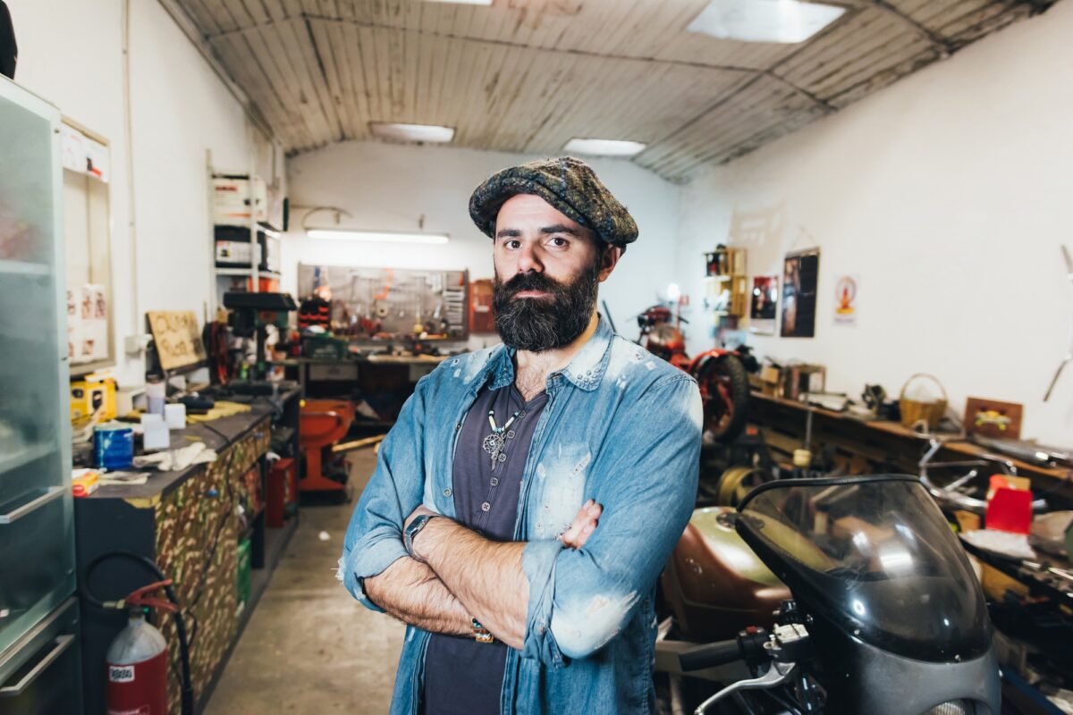 Portrait d'un homme mûr, dans un garage