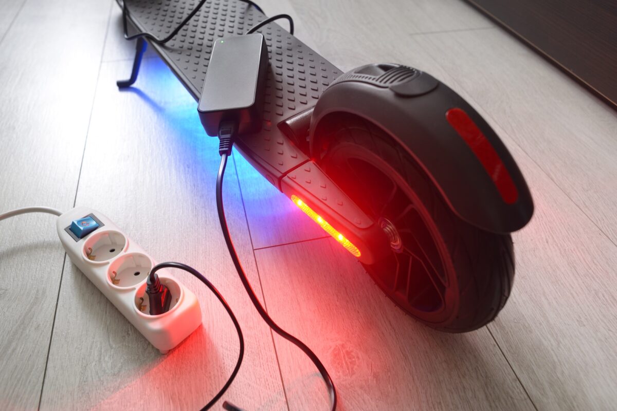 Processus de chargement de la batterie d'un scooter électrique.