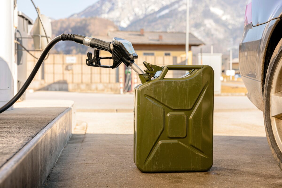 Remplissage d'un bidon d'essence à la station-service. Vue rapprochée. Carburant, essence, diesel