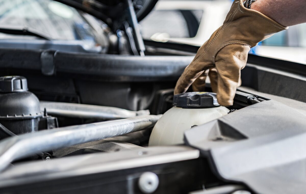 Remplissage du liquide de refroidissement du moteur de la voiture