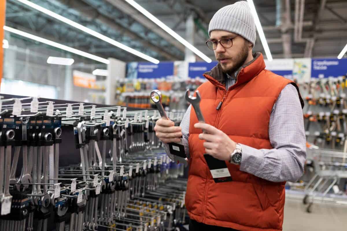 the buyer of the hypermarket of tools and finishing goods chooses an open-end wrench