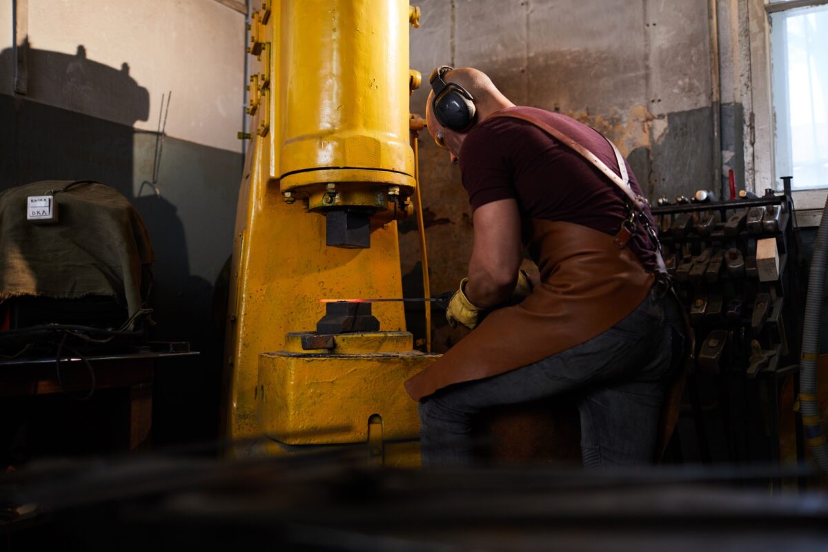 Working with hydraulic forging press