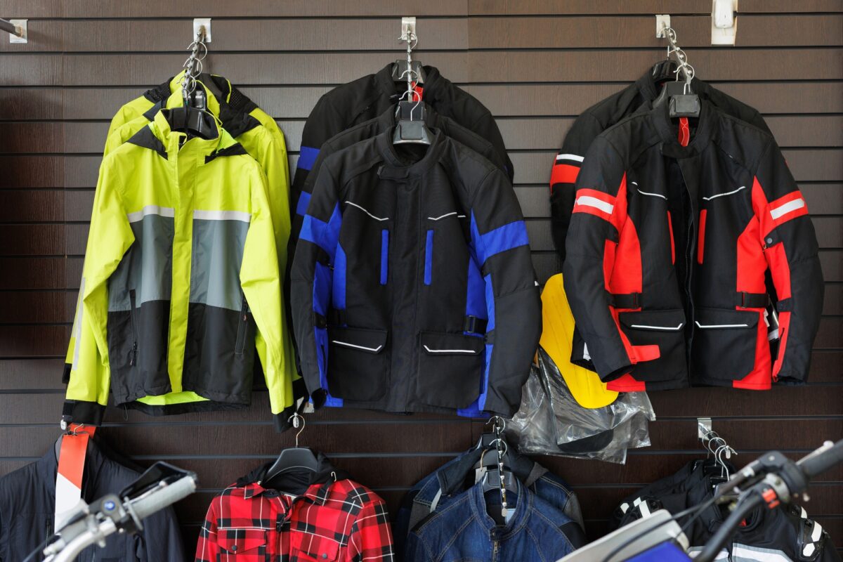 Un grand choix de vêtements et d'accessoires pour motards. Magasin de vente de motos.