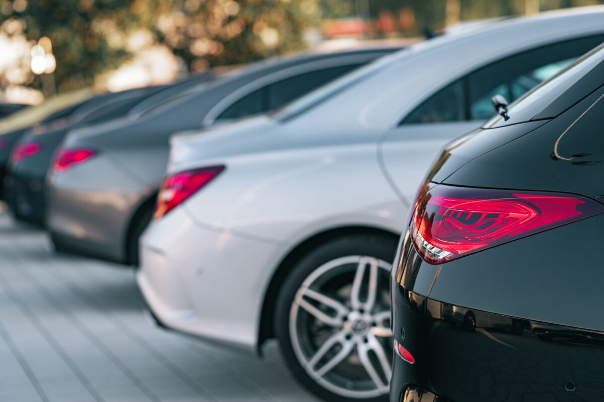 Vue sélective de différentes voitures Mercedes-Benz garées en rangée
